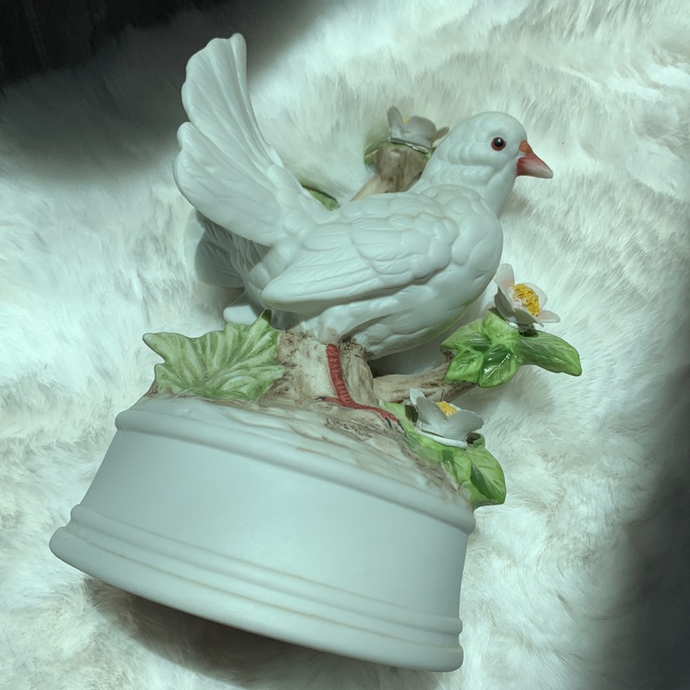 Unique hard to find Dove musical box with the song "Love Story", made in Japan
